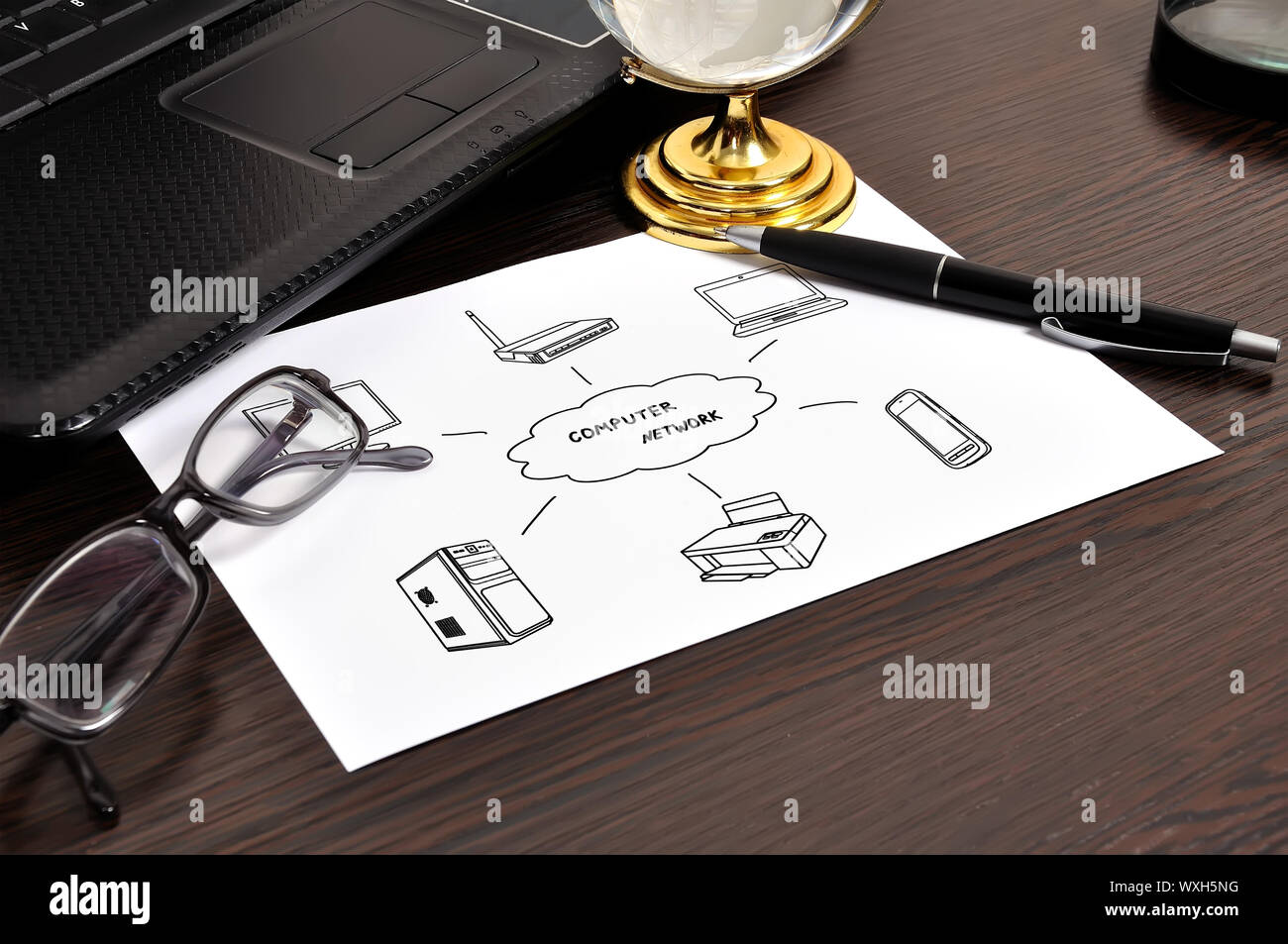 Schema di rete del computer sul tavolo imprenditore Foto Stock