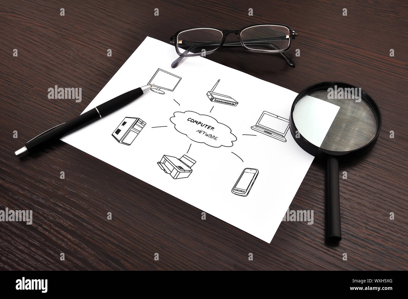Schema di rete del computer sul tavolo imprenditore Foto Stock