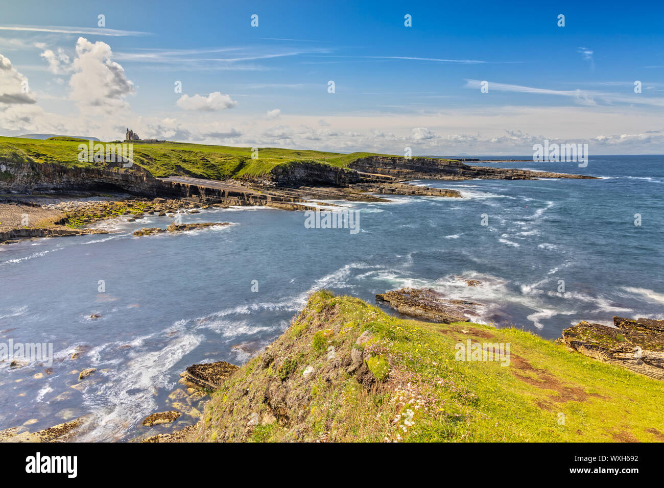 Il castello di Mullaghmore e le scogliere nella Contea di Sligo, Irlanda Foto Stock