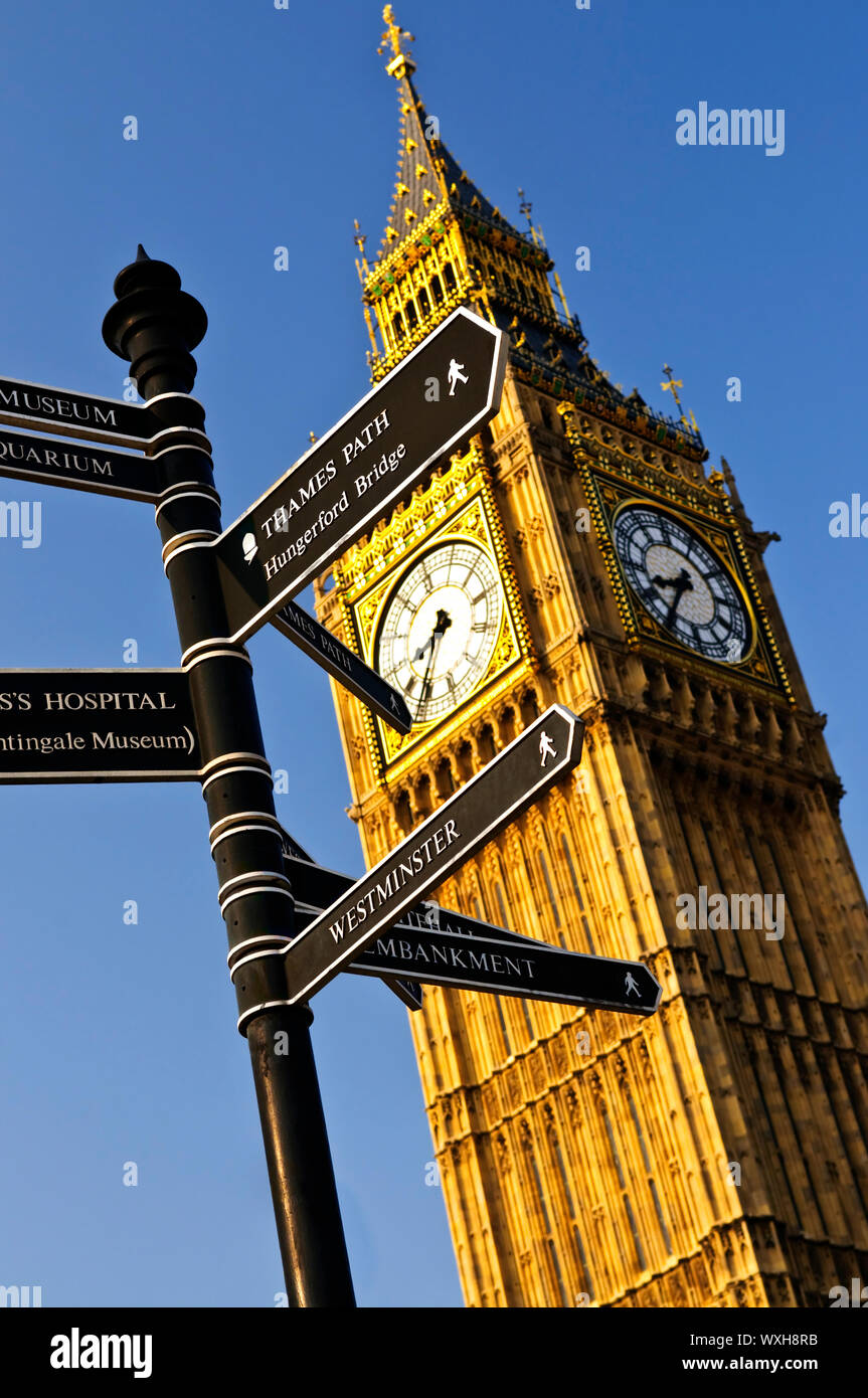 Big Ben clock tower con segnaletica a Londra Foto Stock