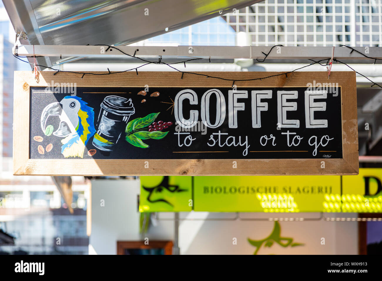 Rotterdam, Paesi Bassi. Giugno 28, 2019. Caffè per rimanere o andare. Scheda pensile pubblicizzare un coffee shop. Foto Stock