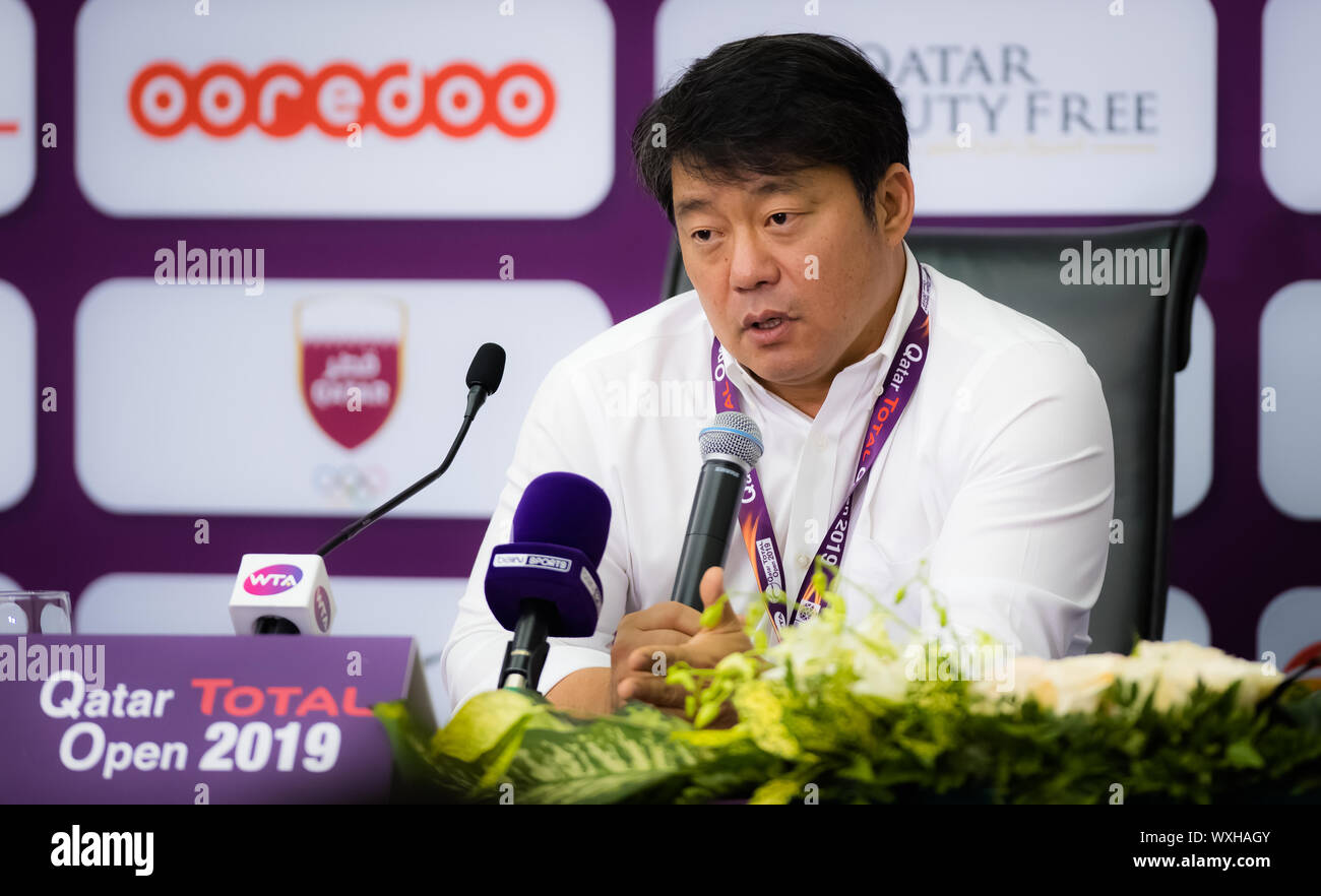 Tony Cho parla di allenatori della 2019 Qatar Totale aperto WTA Premier torneo di tennis Foto Stock