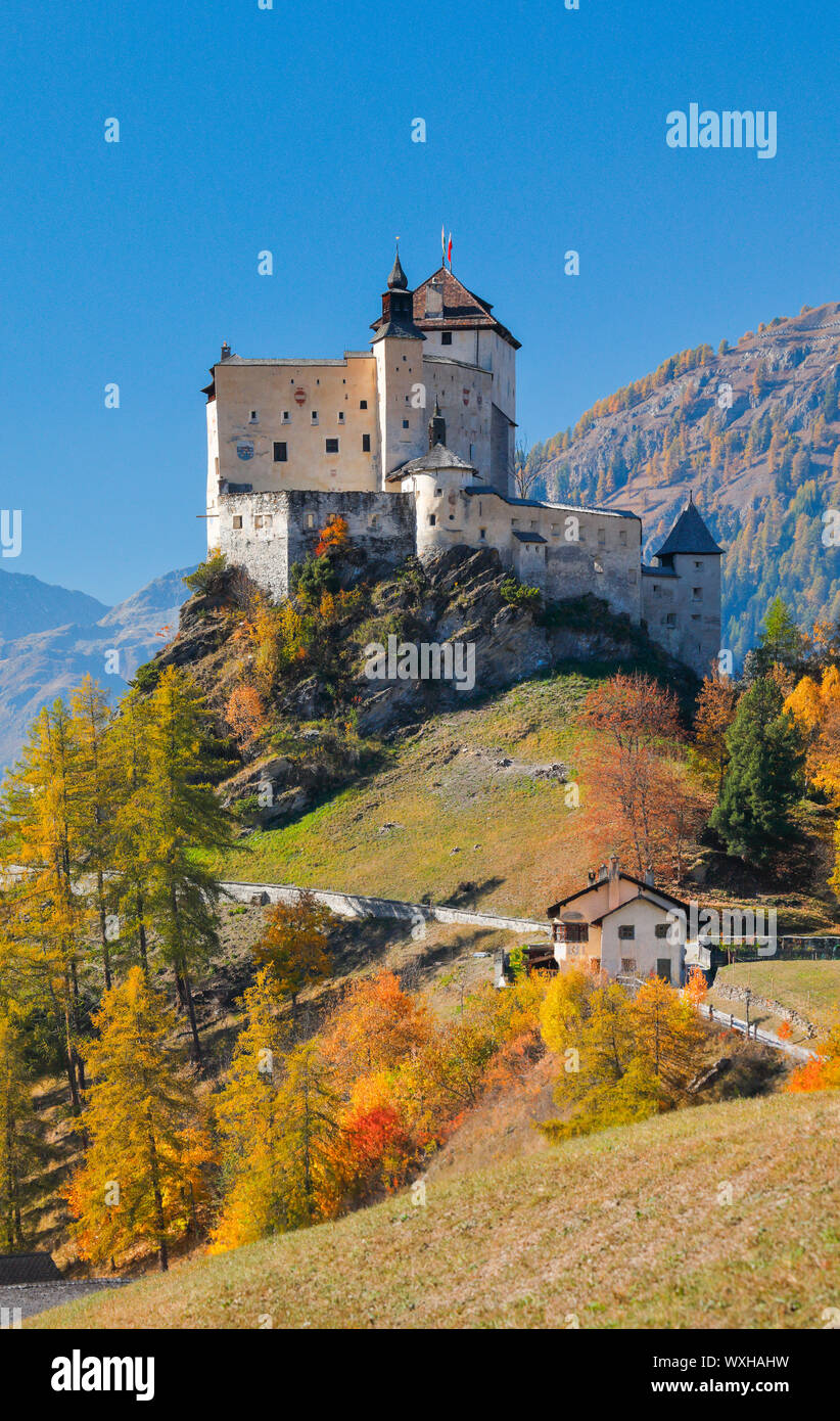 Il castello di Tarasp, Grigioni, Svizzera Foto Stock