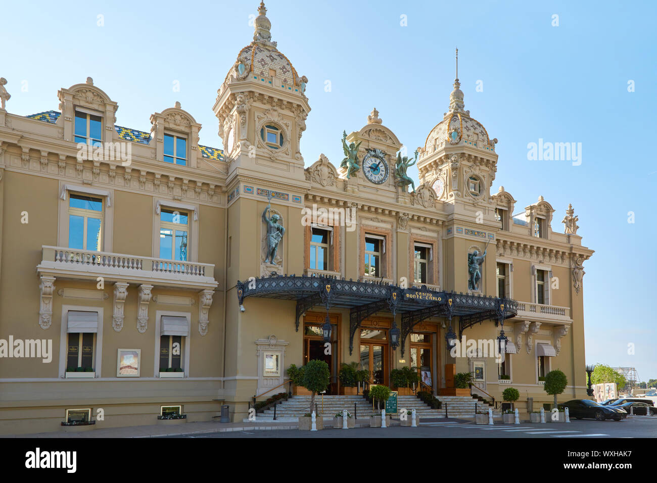 MONTE CARLO, Monaco - Agosto 21, 2016: Casinò facciata di edificio in controluce, soleggiata giornata estiva in Monte Carlo, Monaco. Foto Stock