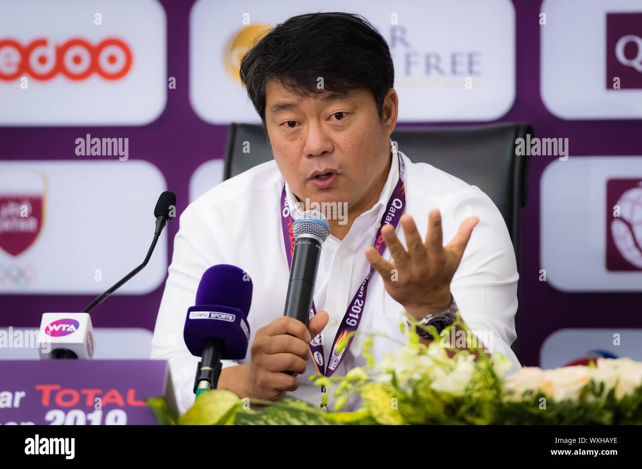 Tony Cho parla di allenatori della 2019 Qatar Totale aperto WTA Premier torneo di tennis Foto Stock