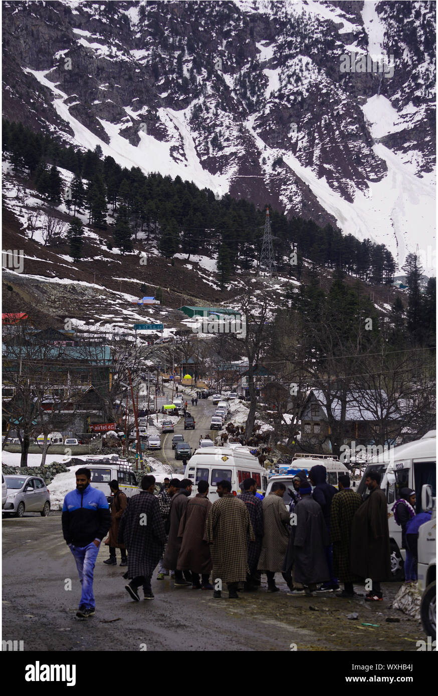Il popolo del Kashmir - la loro routine quotidiana inizia di mattina sotto le colline innevate della valle del Kashmir. Foto Stock