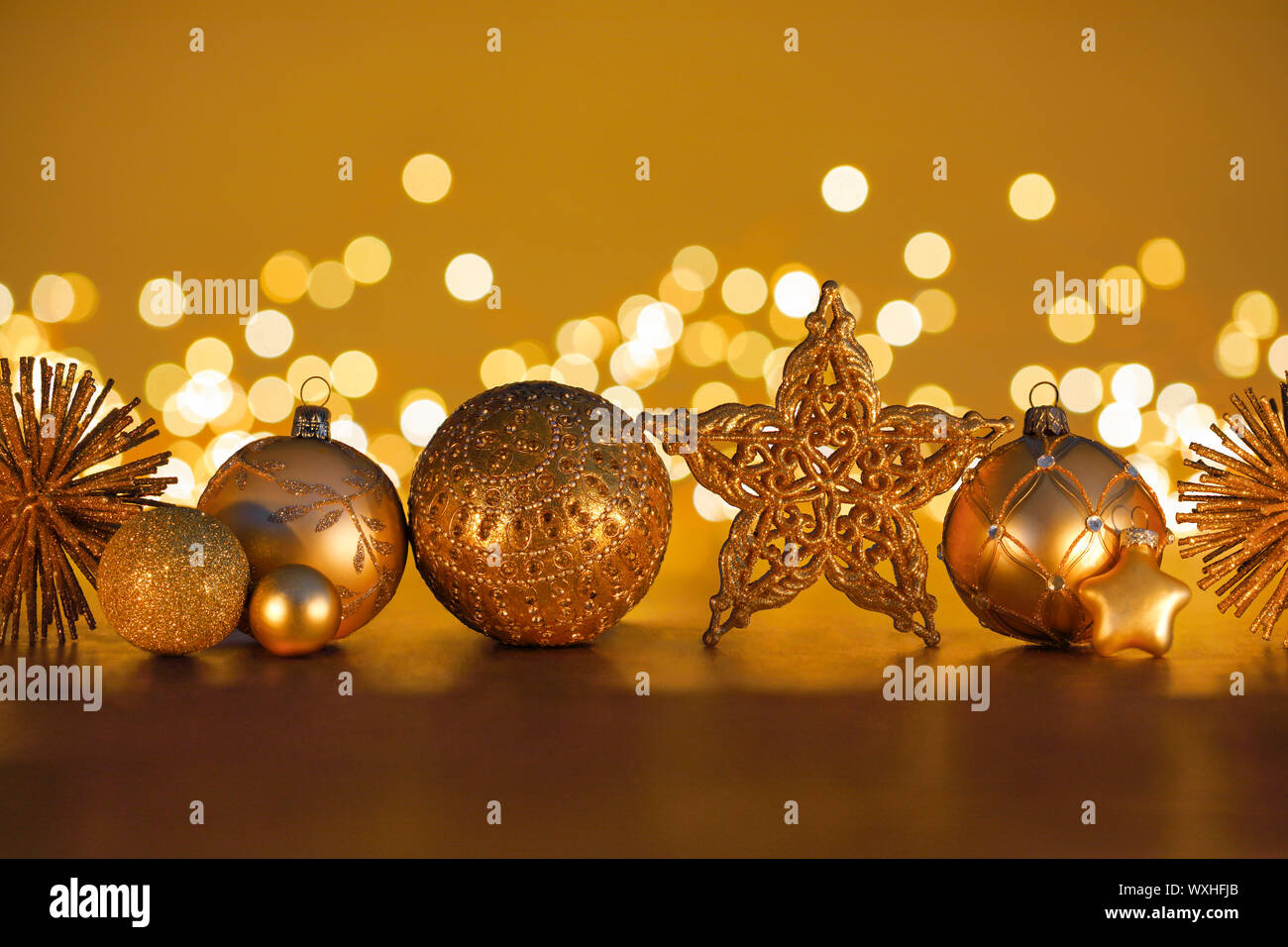 Decorazione di Natale: Golden baubles di Natale e stelle di fronte scintillante di sfondo. Svizzera Foto Stock