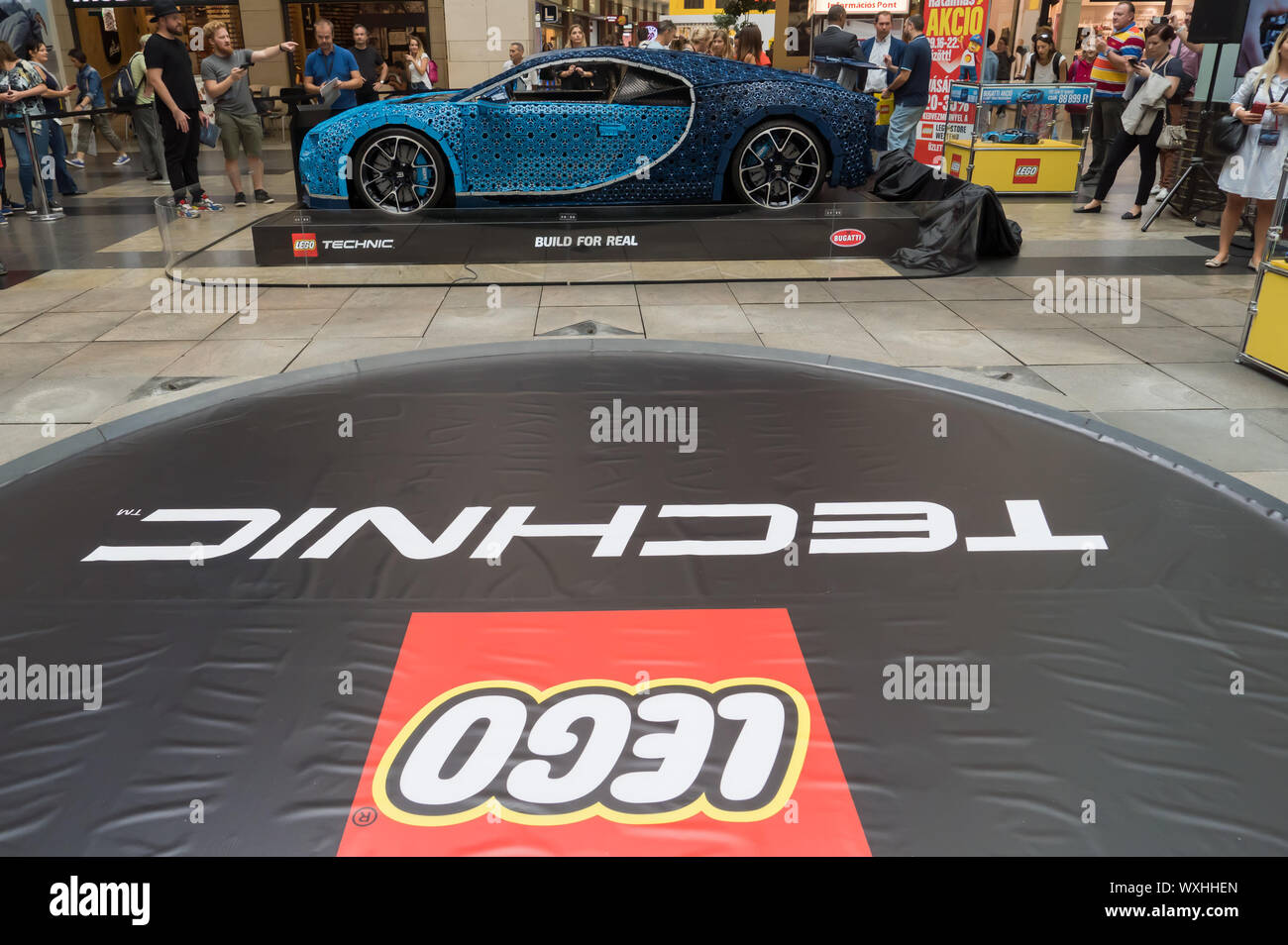 Budapest, Ungheria. Xvi Sep, 2019. Una vita-size Bugatti Chiron replica fatta di Lego Technic mattoni è in mostra in un centro commerciale nel centro cittadino di Budapest, Ungheria, Sett. 16, 2019. Credito: Attila Volgyi/Xinhua Foto Stock