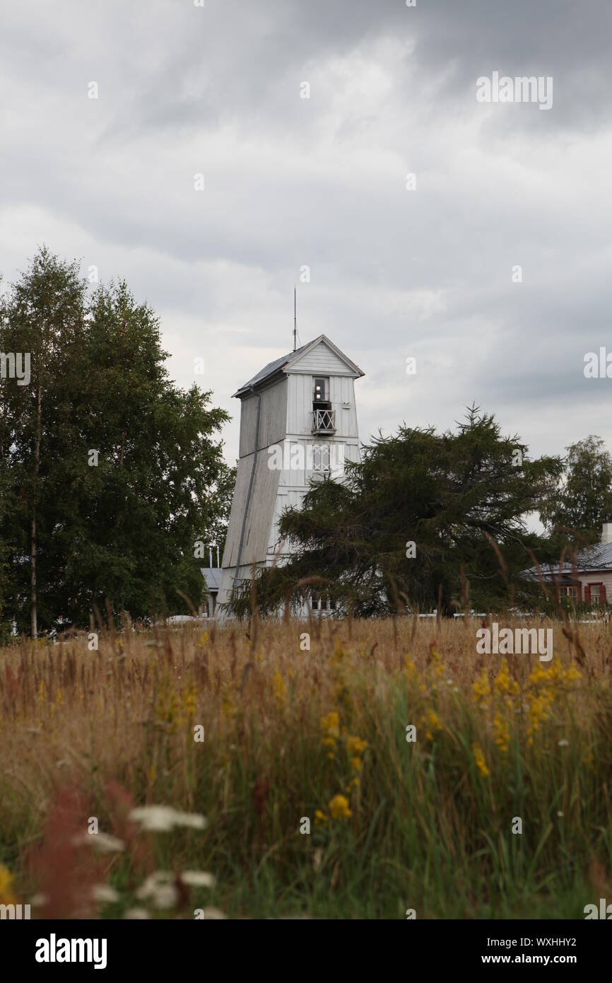 Vecchia piazza di legno piramidale faro anteriore nel villaggio Suurupi in Estonia. Gamma Suurupi faro anteriore è costruito nel 1859. Punto di riferimento storico su Foto Stock