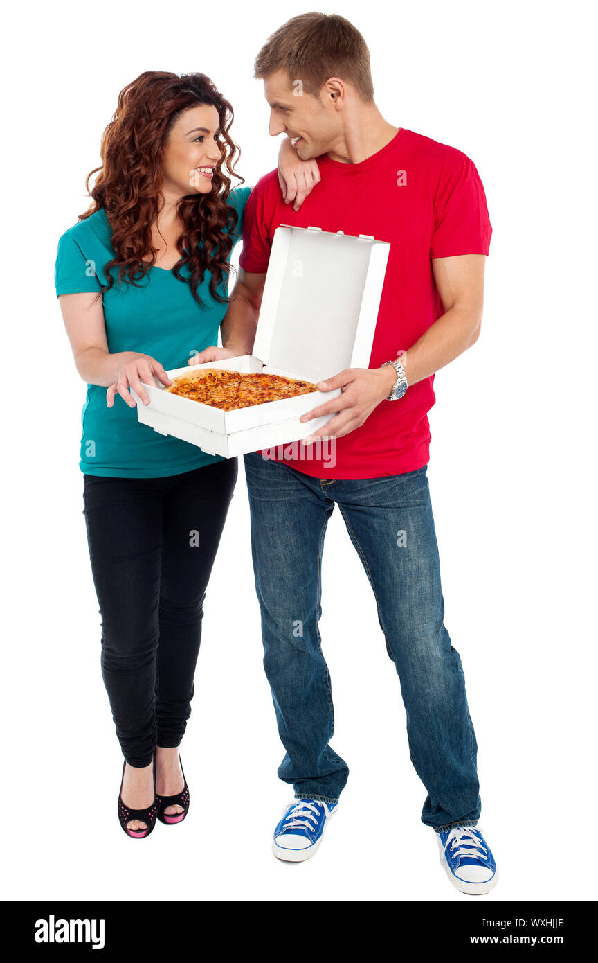 Amore giovane condividere pizza. Godendo insieme. A piena lunghezza scatti Foto Stock