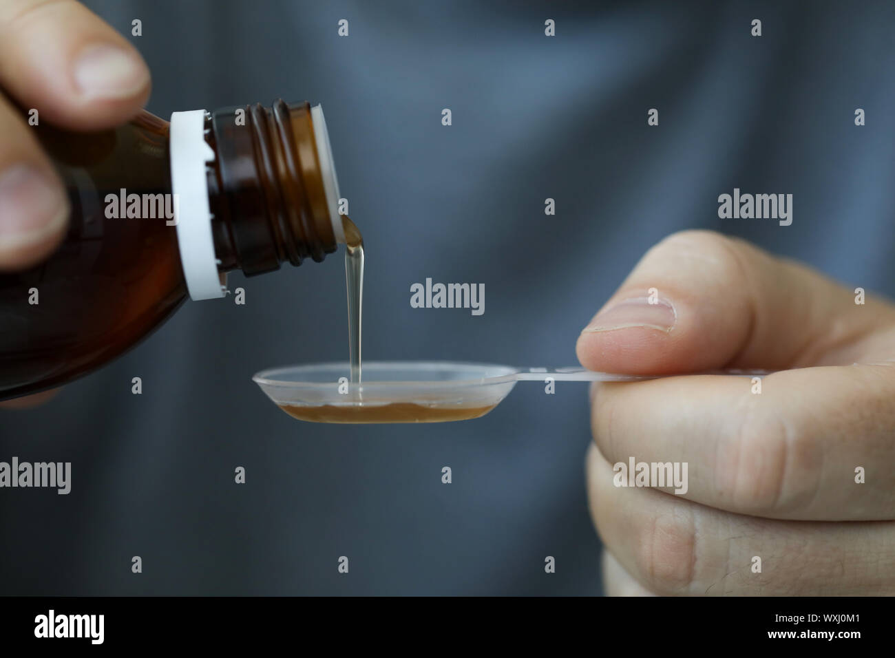 Guy misure di dosaggio desiderato di medicina Foto Stock