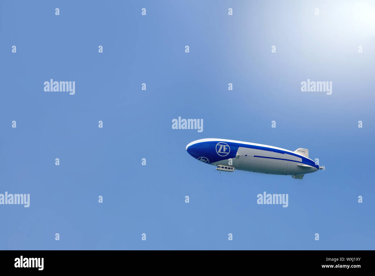 Il lago di Costanza, Germania - 23 Giugno 2019:: Zeppelin volare nel cielo blu. Zeppllin dirigibili offrono spesso passagers turistica per voli charter. Foto Stock