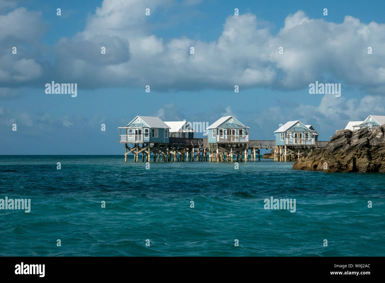 Il abbandonato 9 Beaches resort in Somerset Bermuda mostra Cabine mare su palafitte nell'oceano Foto Stock