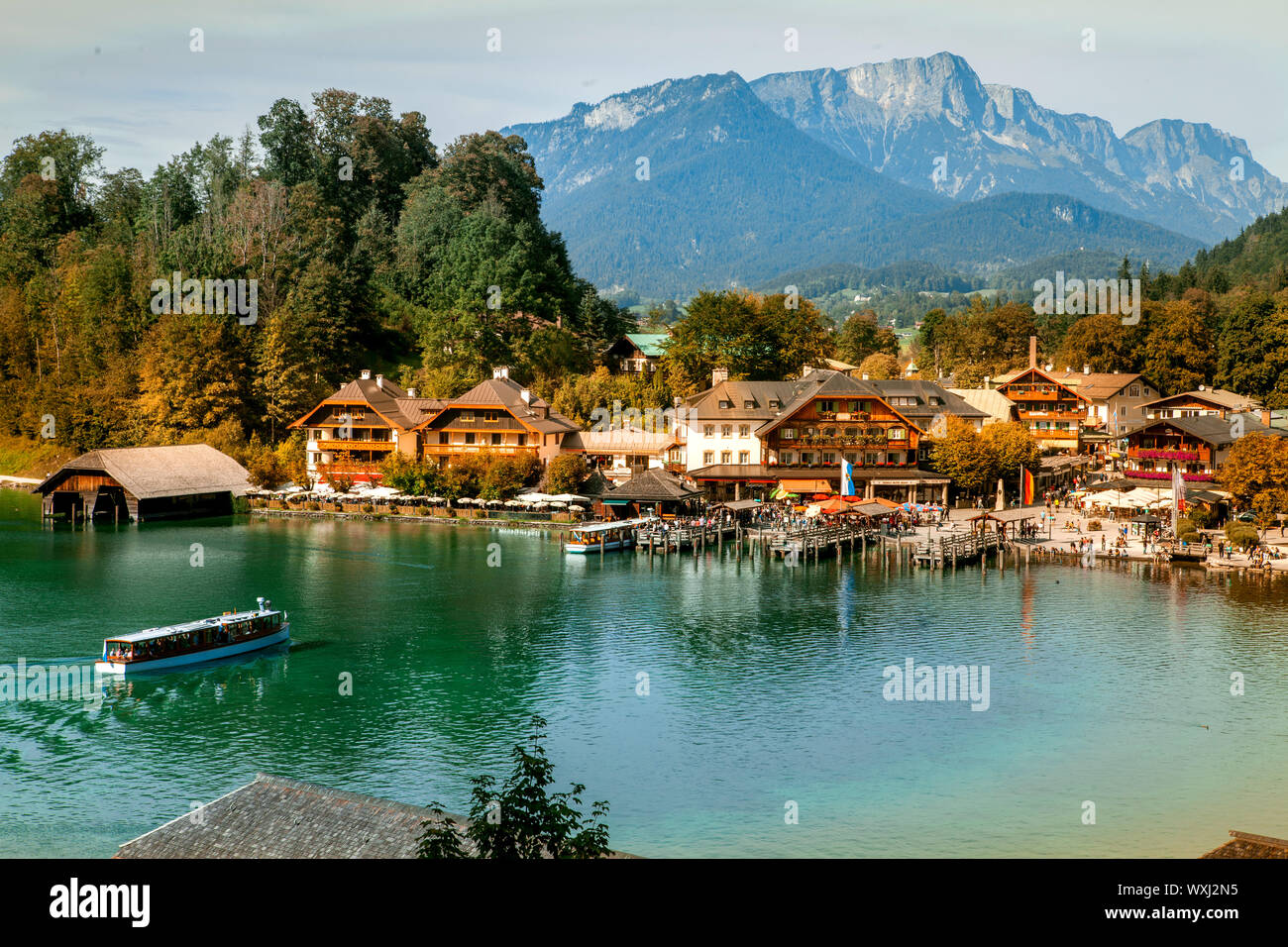 Panorama idilliaco Konigssee, uno splendido lago alpino in Baviera, Germania Foto Stock