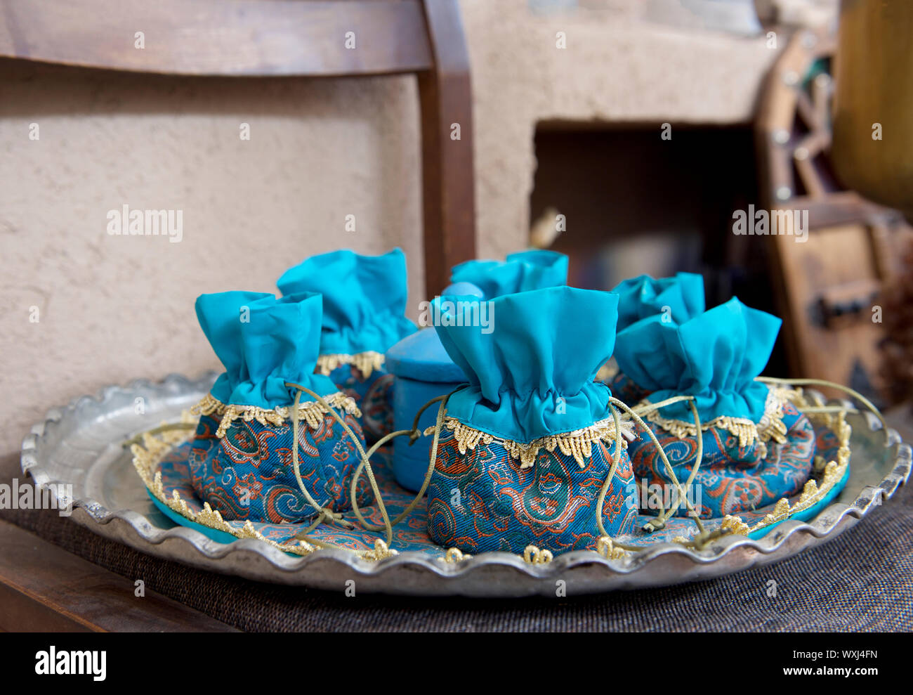 Fatte a mano sacchi riempiti con lo zafferano tè presso un mercato delle spezie, Iran Foto Stock