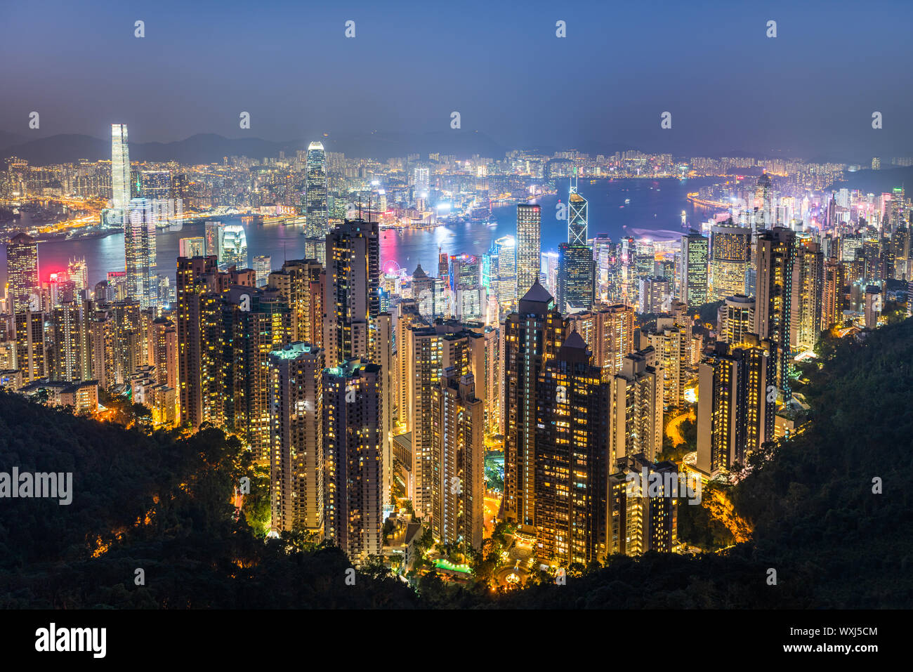 Vista sulla città da Victoria Peak di notte di Hong Kong, Cina Foto Stock