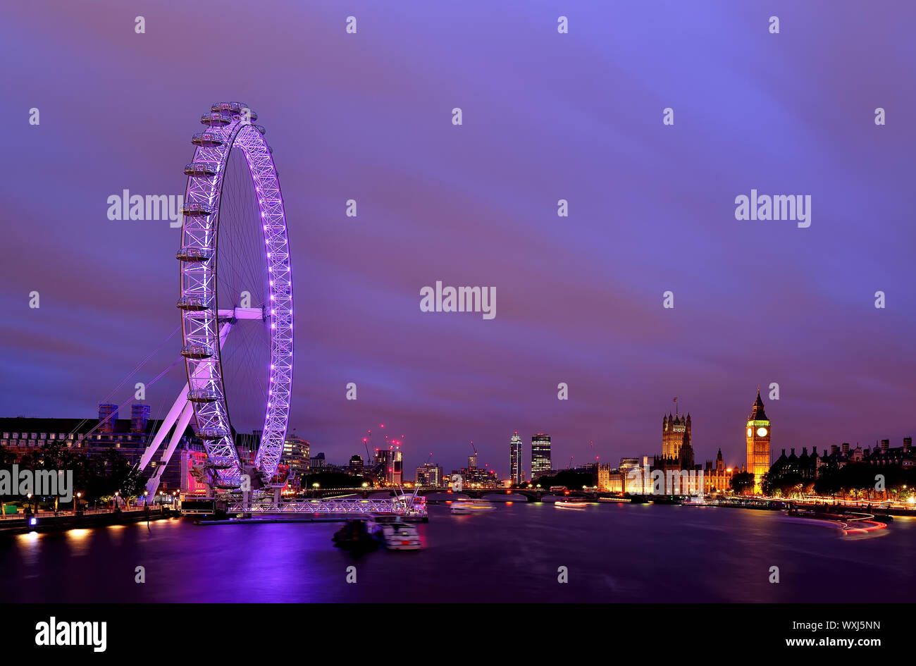 Skyline della città e il London Eye al crepuscolo, London, England, Regno Unito Foto Stock