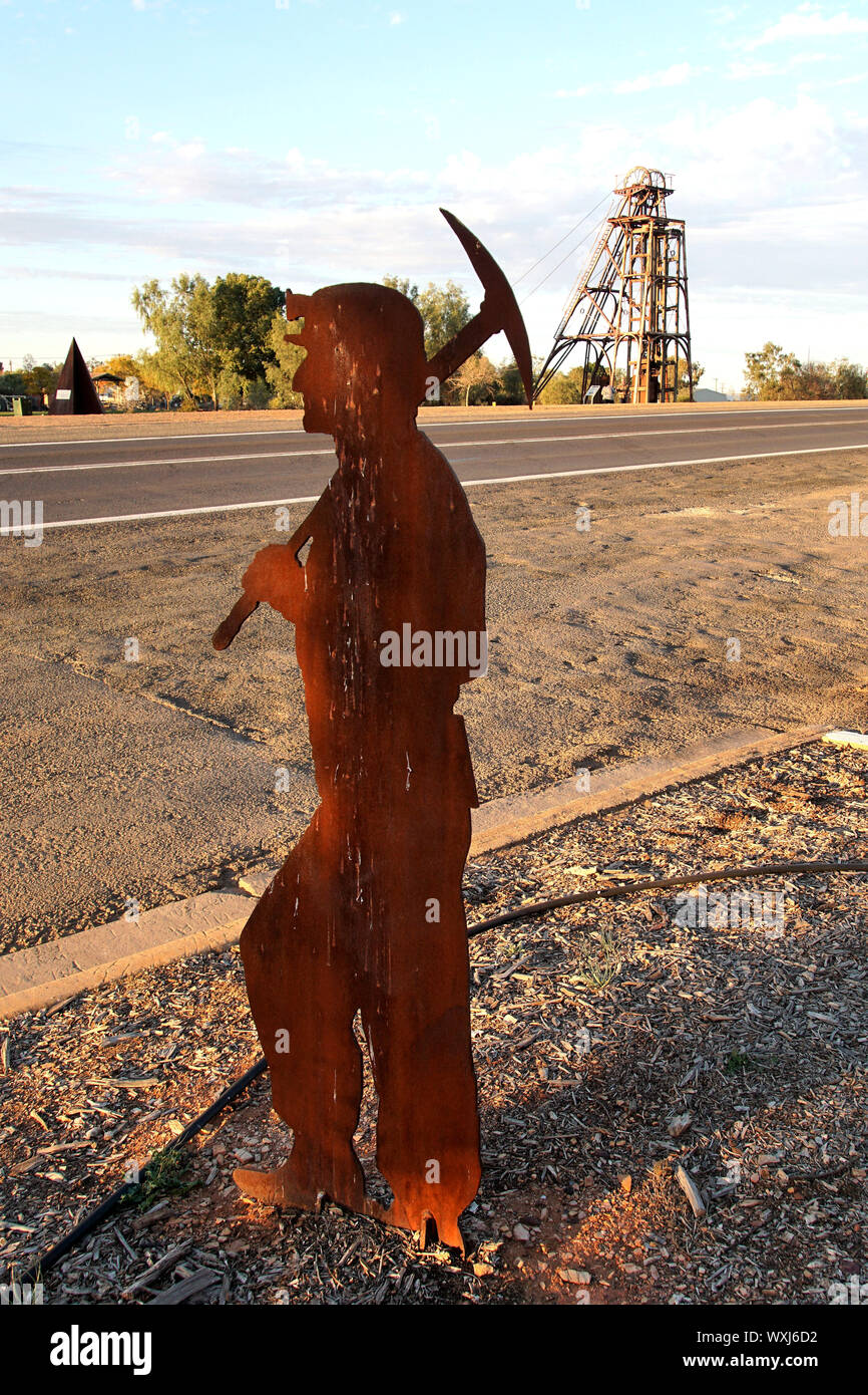 Cobar Aeroporto Miner scultura al tramonto sullo sfondo dei minatori' Heritage Park Foto Stock