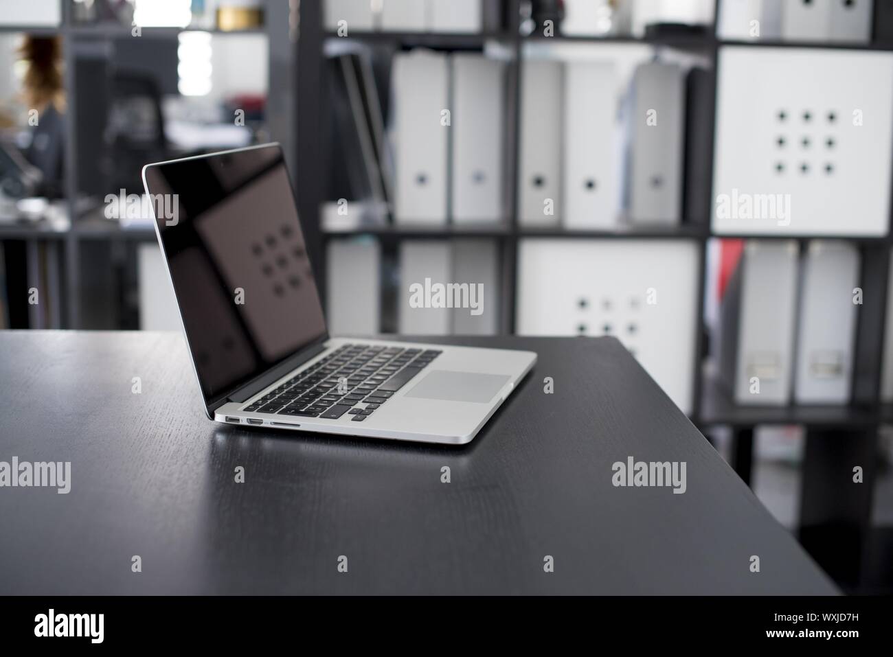 Ufficio, officework, officemeeting, riunioni di lavoro, comunicazione, nota, botebook, cellulare, smartphone, scrivania, tavolo trattativa, finanza, contabilità, laptop Foto Stock