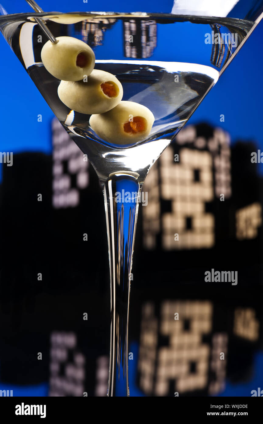 Un vodka martini, noto anche come un vodkatini o canguro cocktail è un  cocktail fatto con vodka e vermouth, una variante di un martini Foto stock  - Alamy