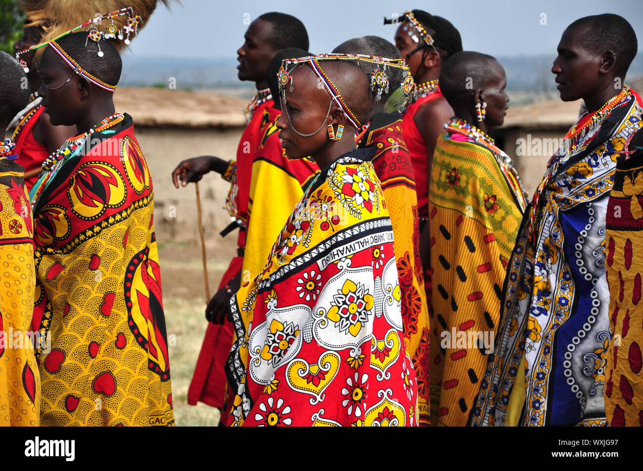 Riserva Nazionale di Masai Mara, KENYA- 19.Agosto 2010. Gruppo di Masai donne e uomini cantando e facendo una danza di benvenuto. Foto Stock