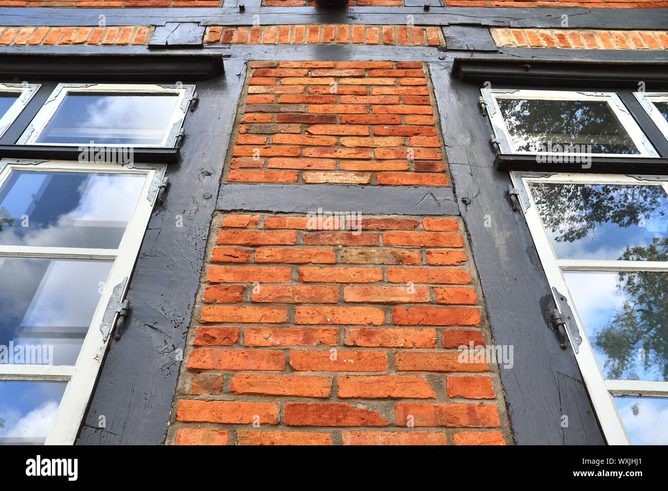 Vista dettagliata di weathered semi-timbering muro di mattoni texture trovata nel nord della Germania Foto Stock