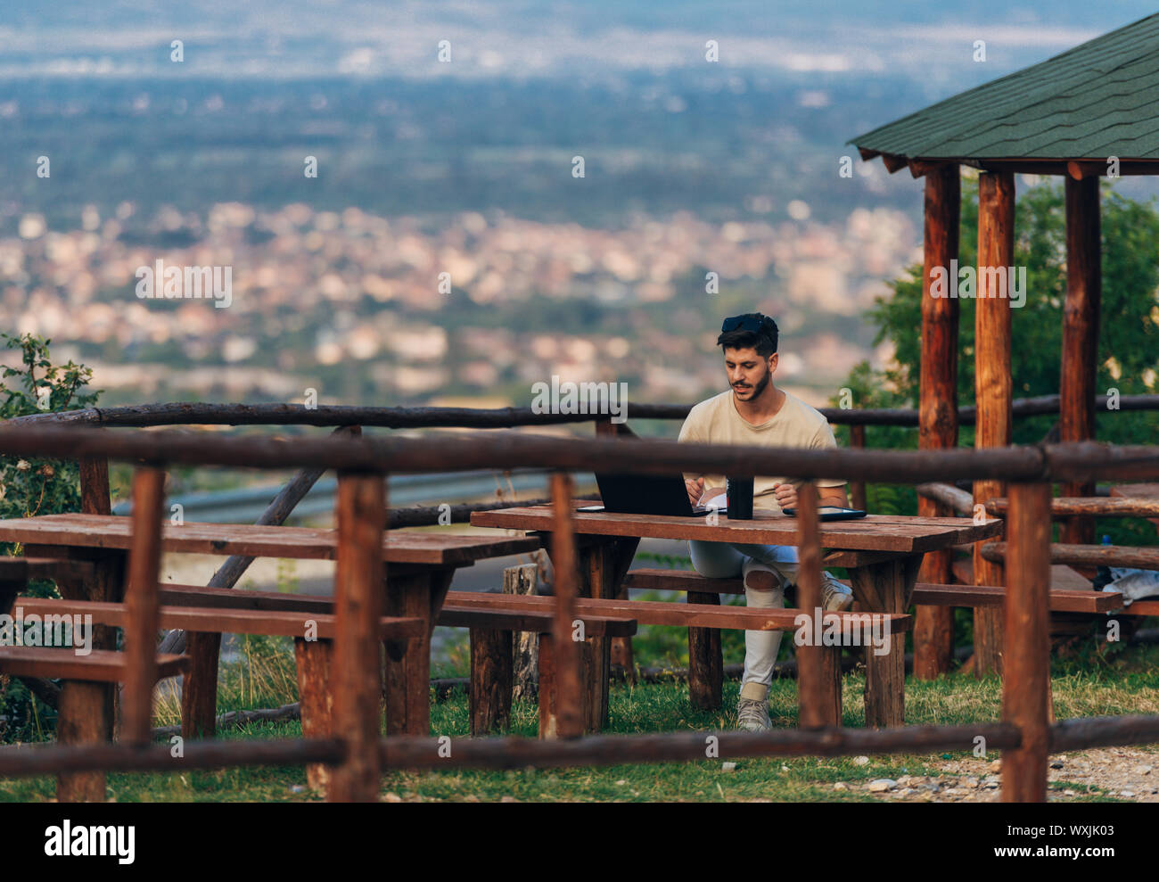 Considerato persona di sesso maschile che desiderano la tavoletta digitale schermo contro città scape Foto Stock