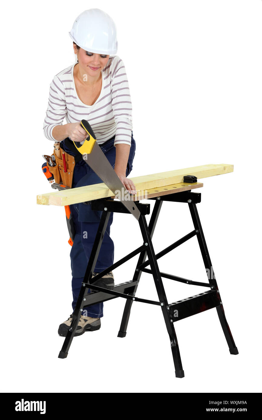 Donna segatura di legno sul banco di lavoro, Foto Stock