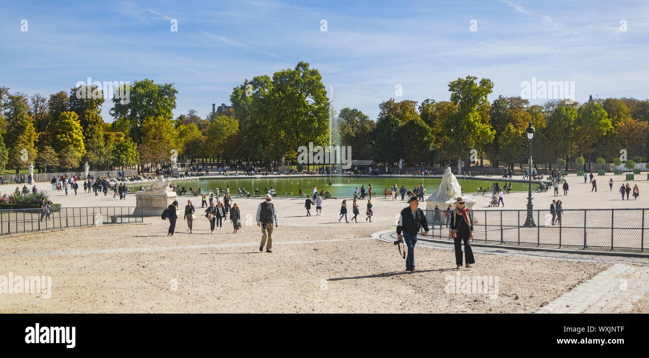 Parigi, Francia - 02 ottobre 2018: la gente in Tuileries park, uno dei più belli di Parigi. Foto Stock