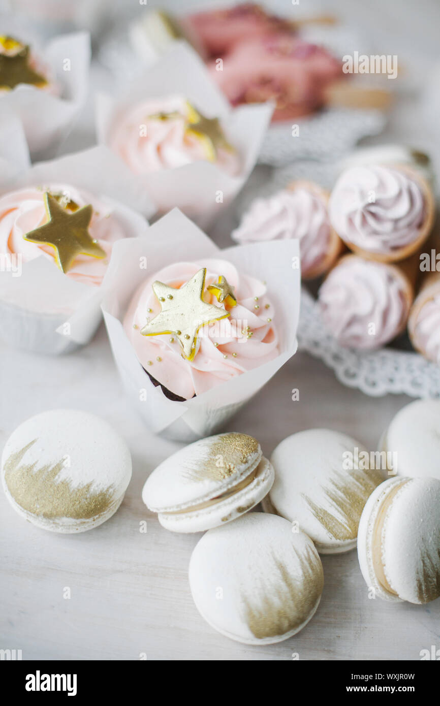 Tortini, torta gelato pop, coni di cialda con panna e amaretti Foto Stock