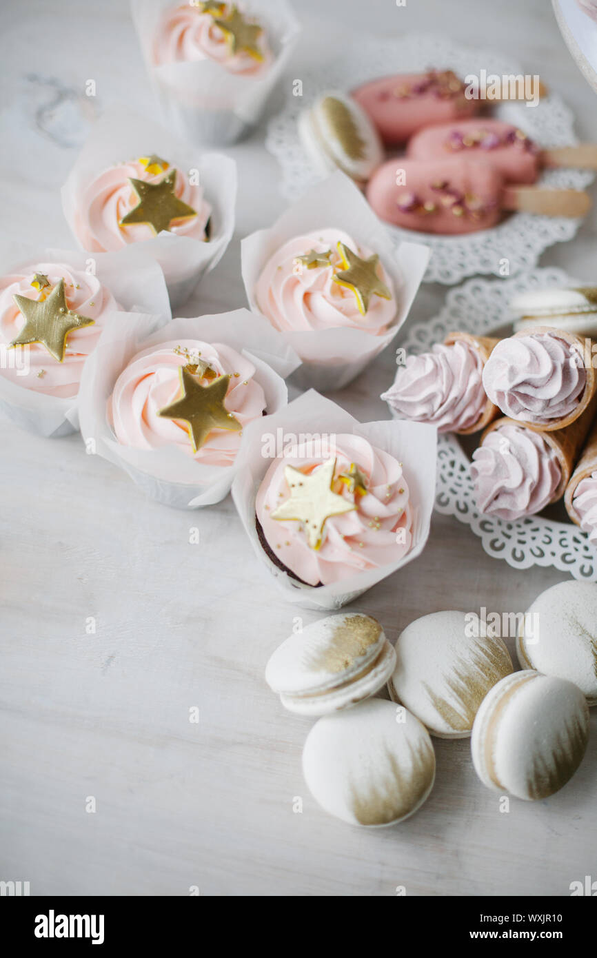 Tortini, torta gelato pop, coni di cialda con panna e amaretti Foto Stock