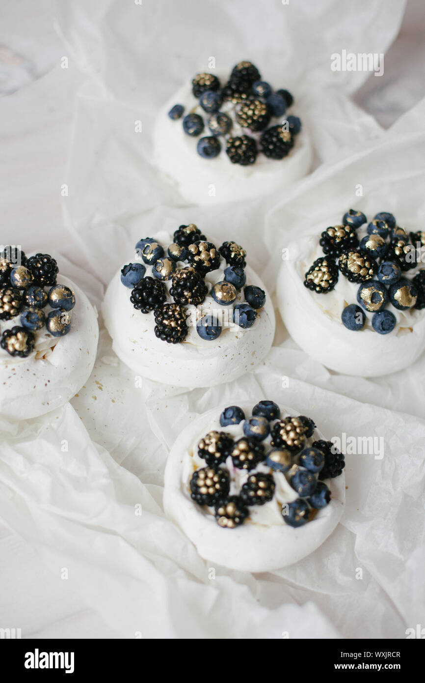 Pavlova dolci con mirtilli e more Foto Stock