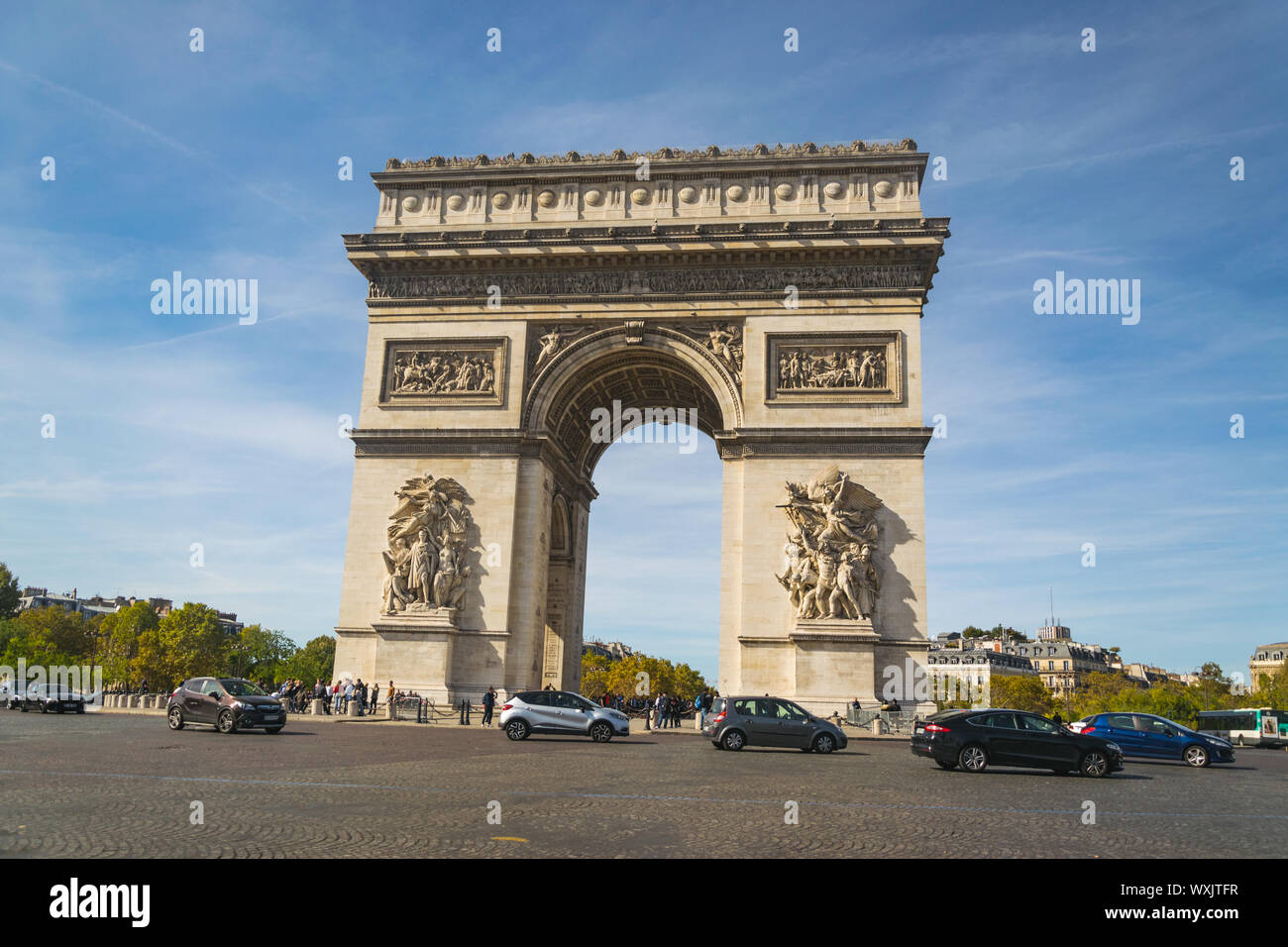 Parigi, France-October,2018 Arc de Triomphe con traffico. Foto Stock