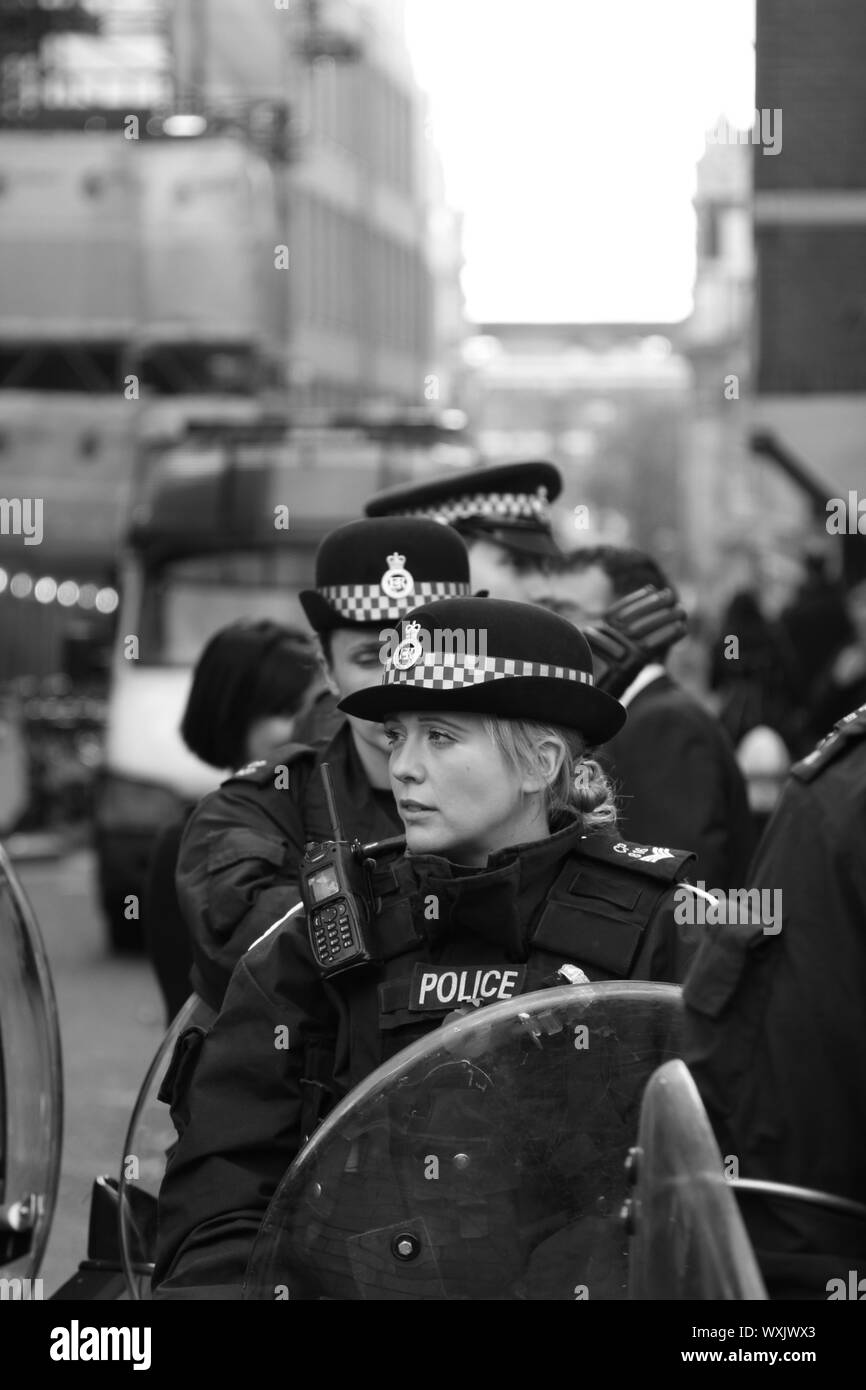 La polizia in linea di dazio ad una manifestazione a Londra, Regno Unito. Professioni pericolose. Gli ufficiali di polizia nella linea di fuoco in città britanniche. La sottile linea blu. Immagine in bianco e nero. Immagini autentiche . La violenza della polizia. attacchi violenti contro la polizia in aumento. Il rispetto per le forze di polizia. Il servizio di polizia sottofinanziata. Governo sotto il finanziamento. Austerità. Malga Taser pistole per ufficiali. Foto Stock