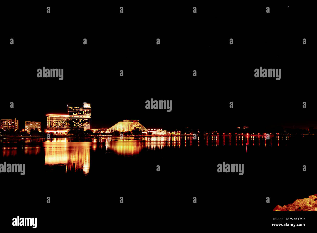 Riflessione della luce sull'acqua di notte. Il riflesso d'acqua di un hotel a cinque stelle a Perth, Australia. Foto Stock
