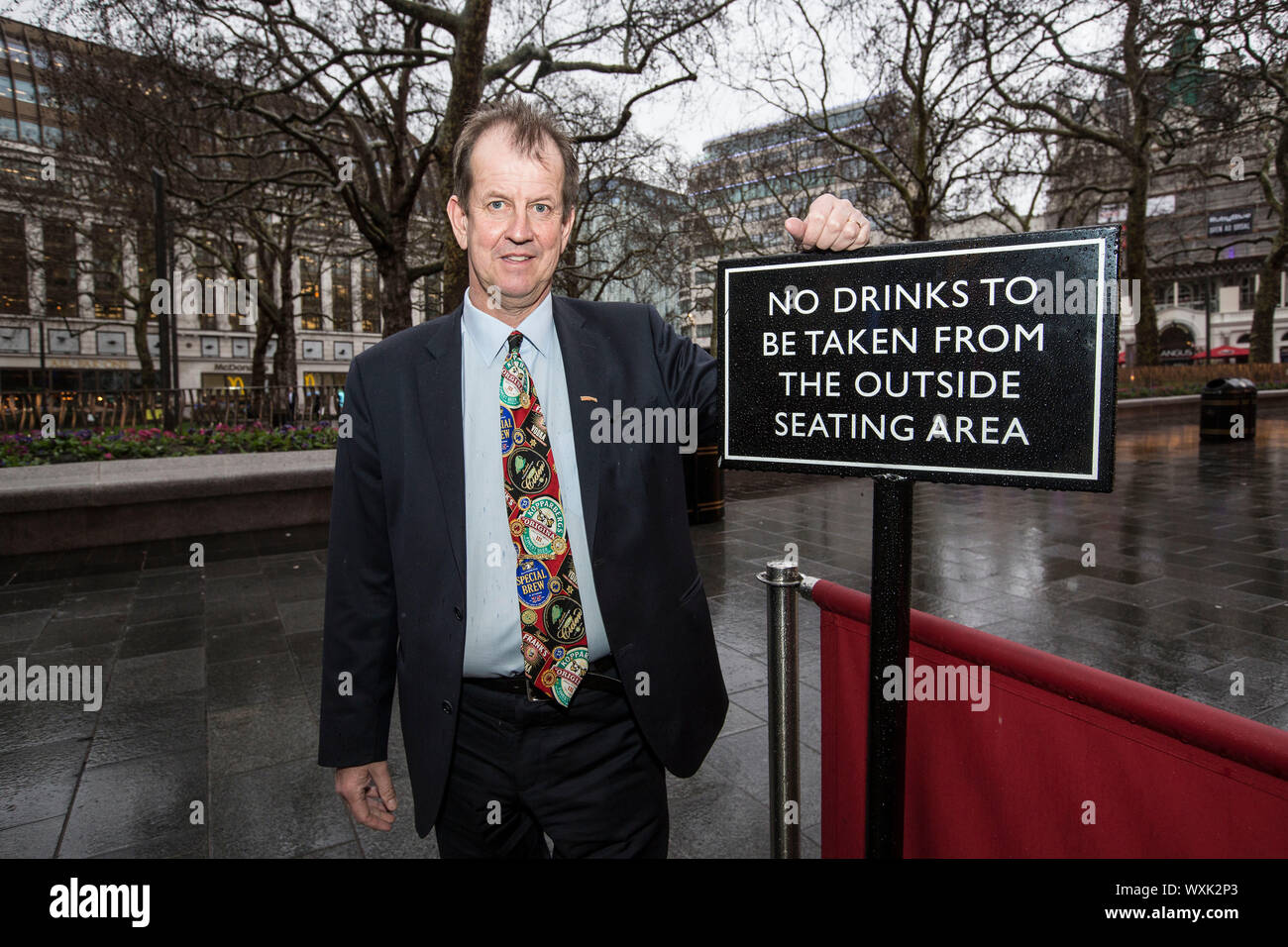 Peter Bronsman CEO Kopparberg sidro fotografata al di fuori del pub di Leicester Square. Foto:JEFF GILBERT XII Marzo 2019. 'Moon sotto l'acqua pub, L Foto Stock