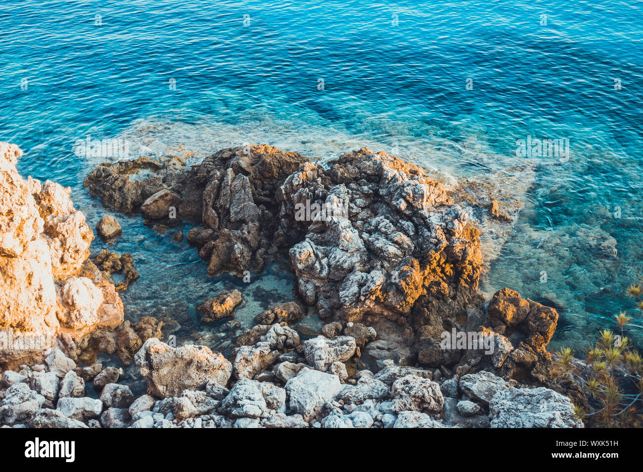 Le scogliere di colore arancione in una baia dalla vista dall'alto Foto Stock