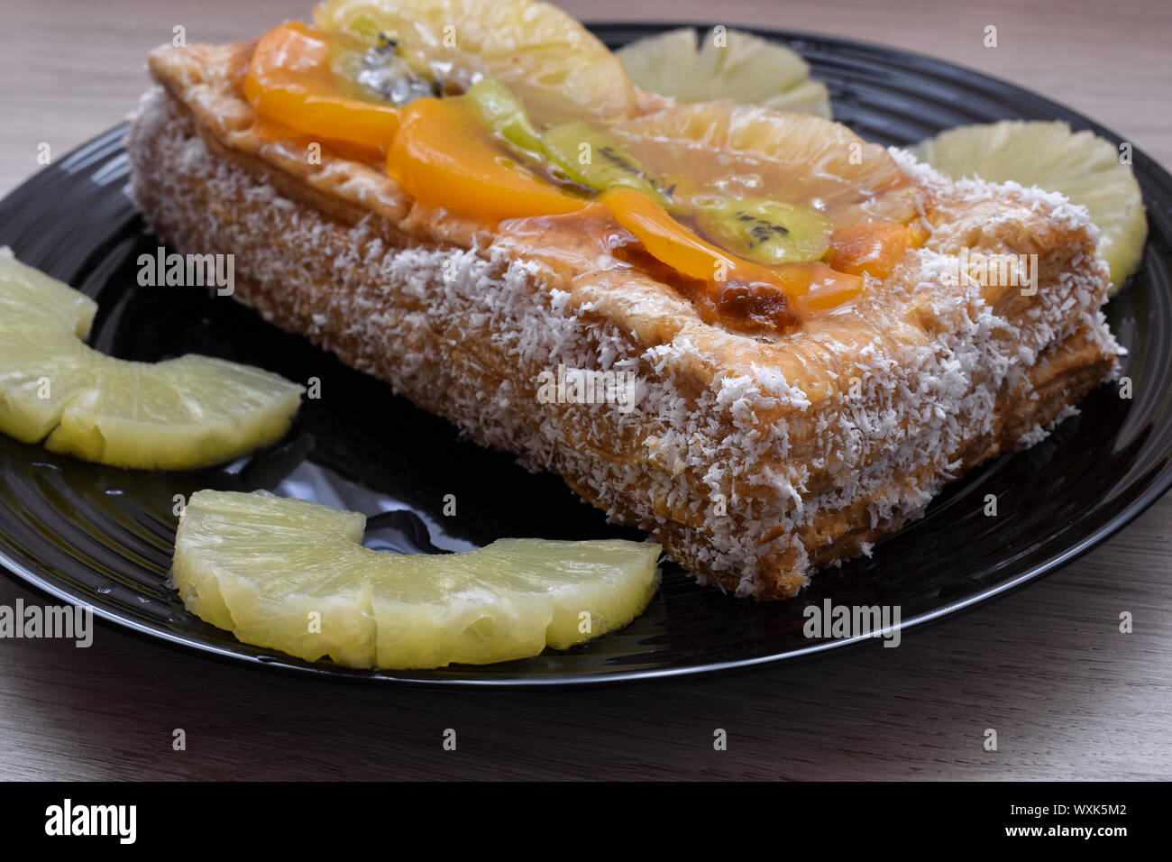 Deliziosi dessert di pasta sfoglia e frutta Foto Stock