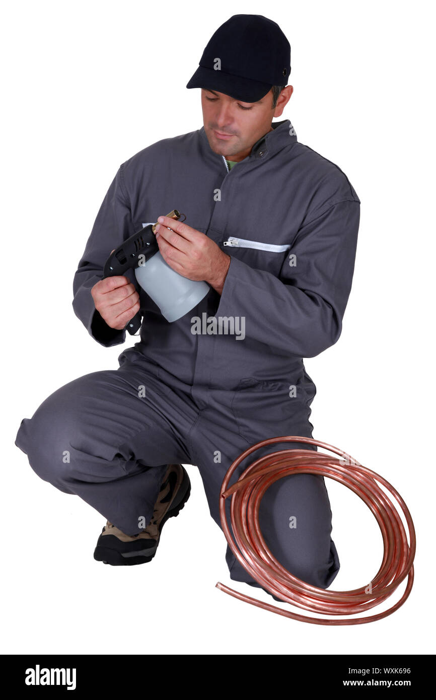 Plumber utilizzando blow-torcia al tubo di calore Foto Stock