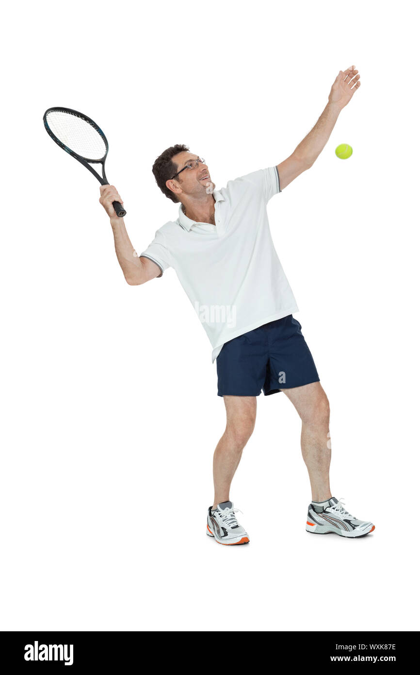 Sorridente adulto giocatore di tennis con la racchetta isolato Foto Stock