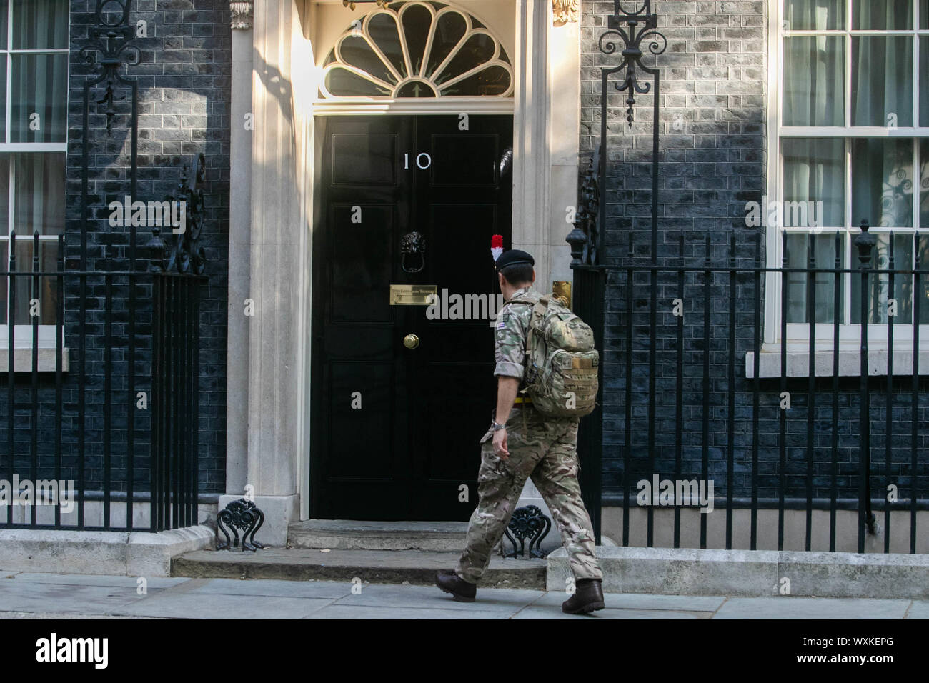 Londra, Regno Unito. Xvii Sep, 2019. Un membro della Royal reggimento di Fusiliers arriva a Downing street Credit: amer ghazzal/Alamy Live News Foto Stock