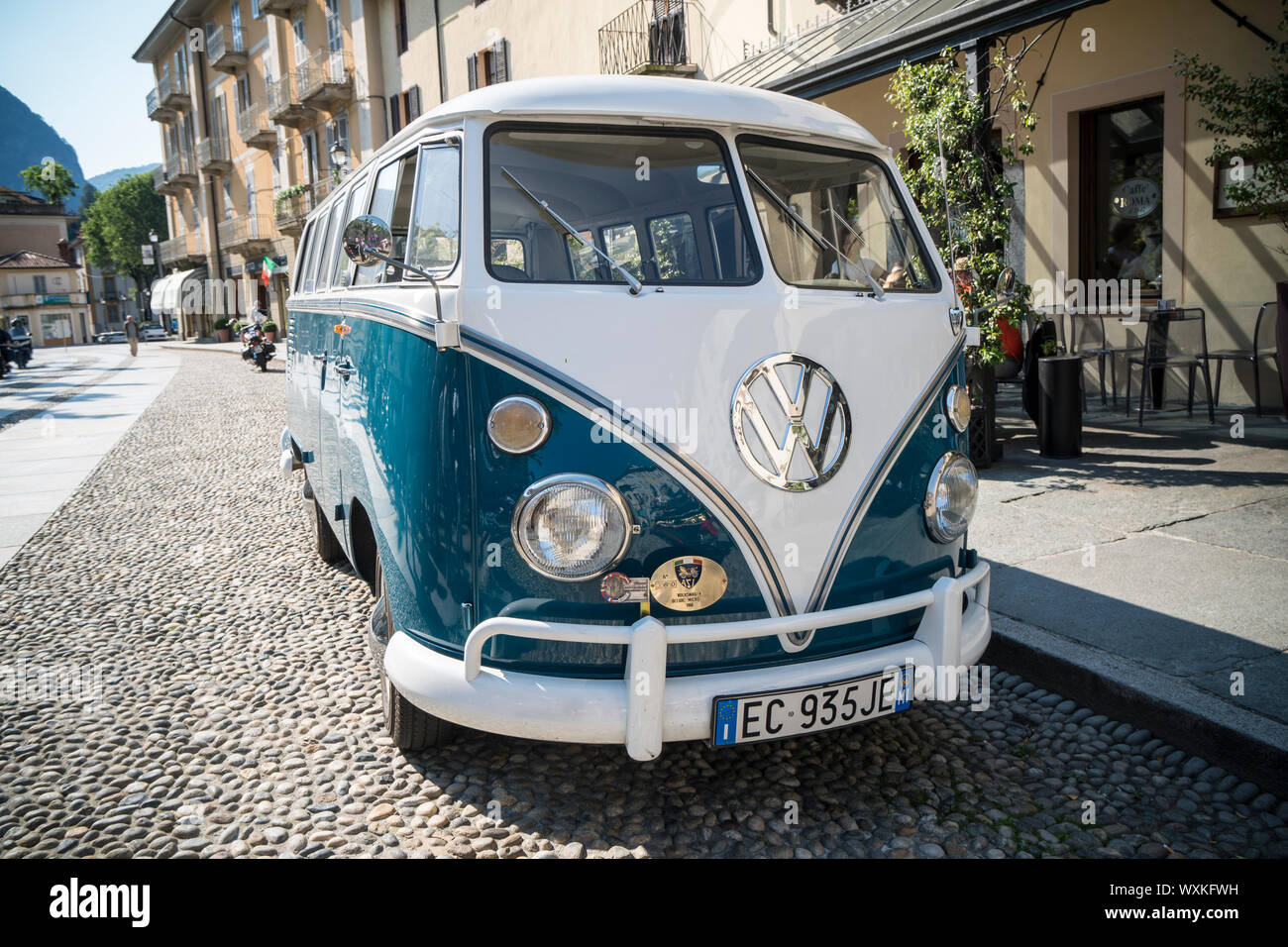 Varallo Sesia, Italia - 02 Giugno 2019: Classic car, antico tedesco van Volkswagen Transporter durante un'auto d'epoca rally Foto Stock