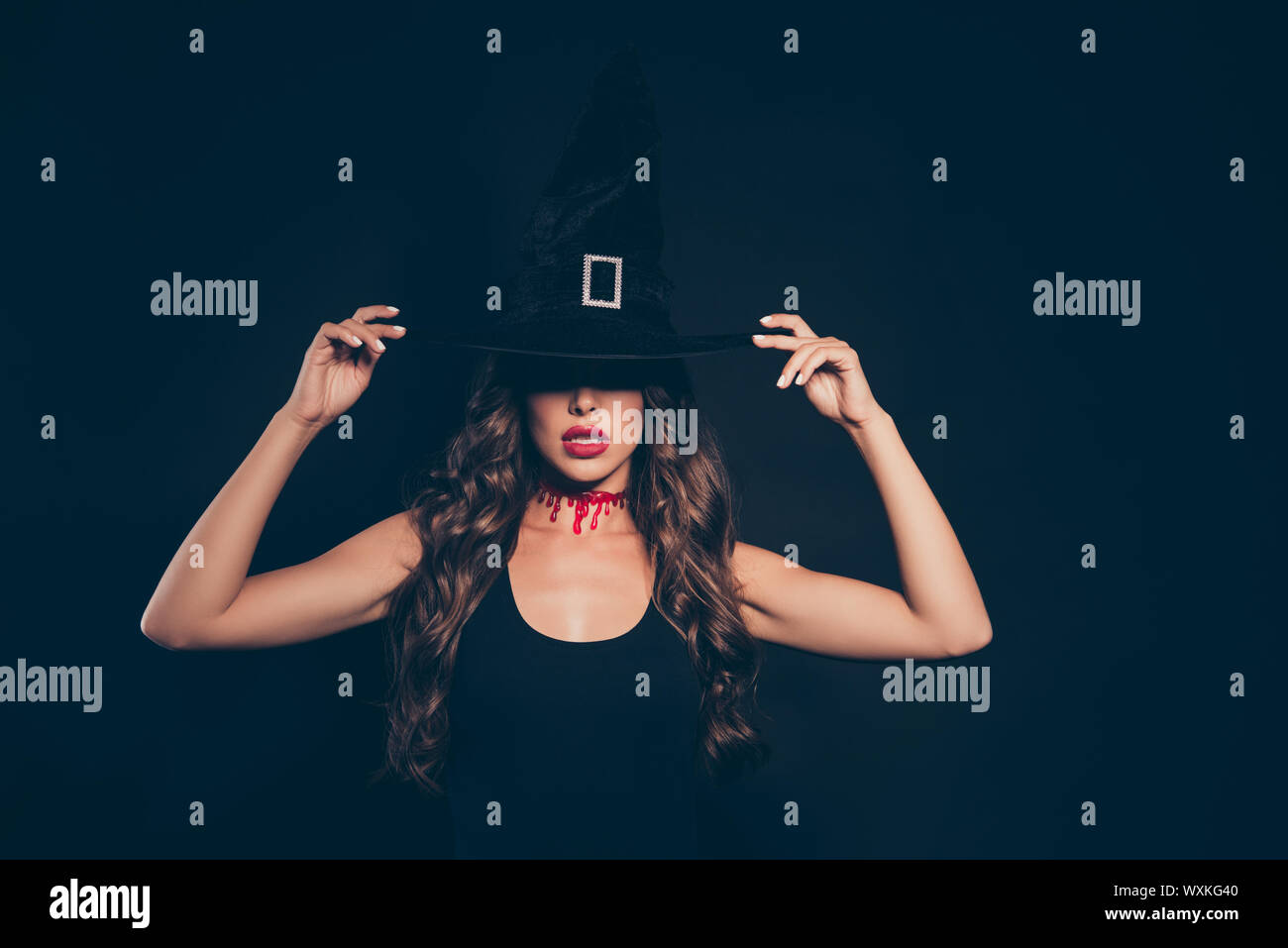 Curly creepy brunette lady vampire mostri in abito elegante ci Foto Stock