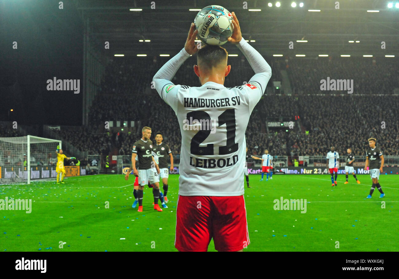 FC St Pauli vs. HSV (2:0), Millerntor, Amburgo, Einwurf HSV in der 1. Halbzeit Foto Stock