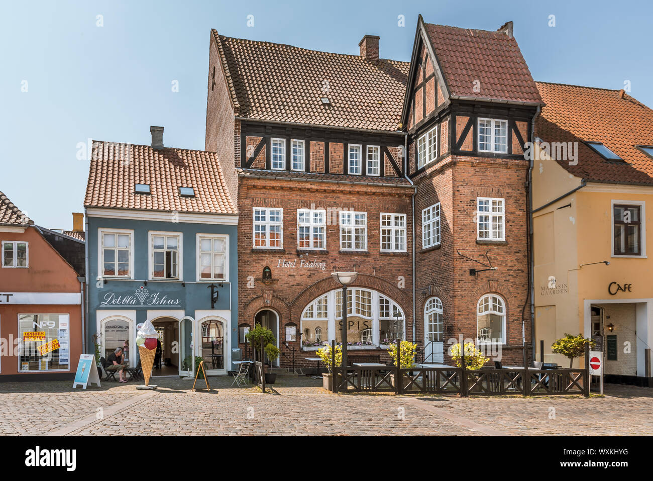Hotel Faaborg e un negozio al squqre nella piccola cittadina di Faaborg, Danimarca, luglio 12, 2019 Foto Stock