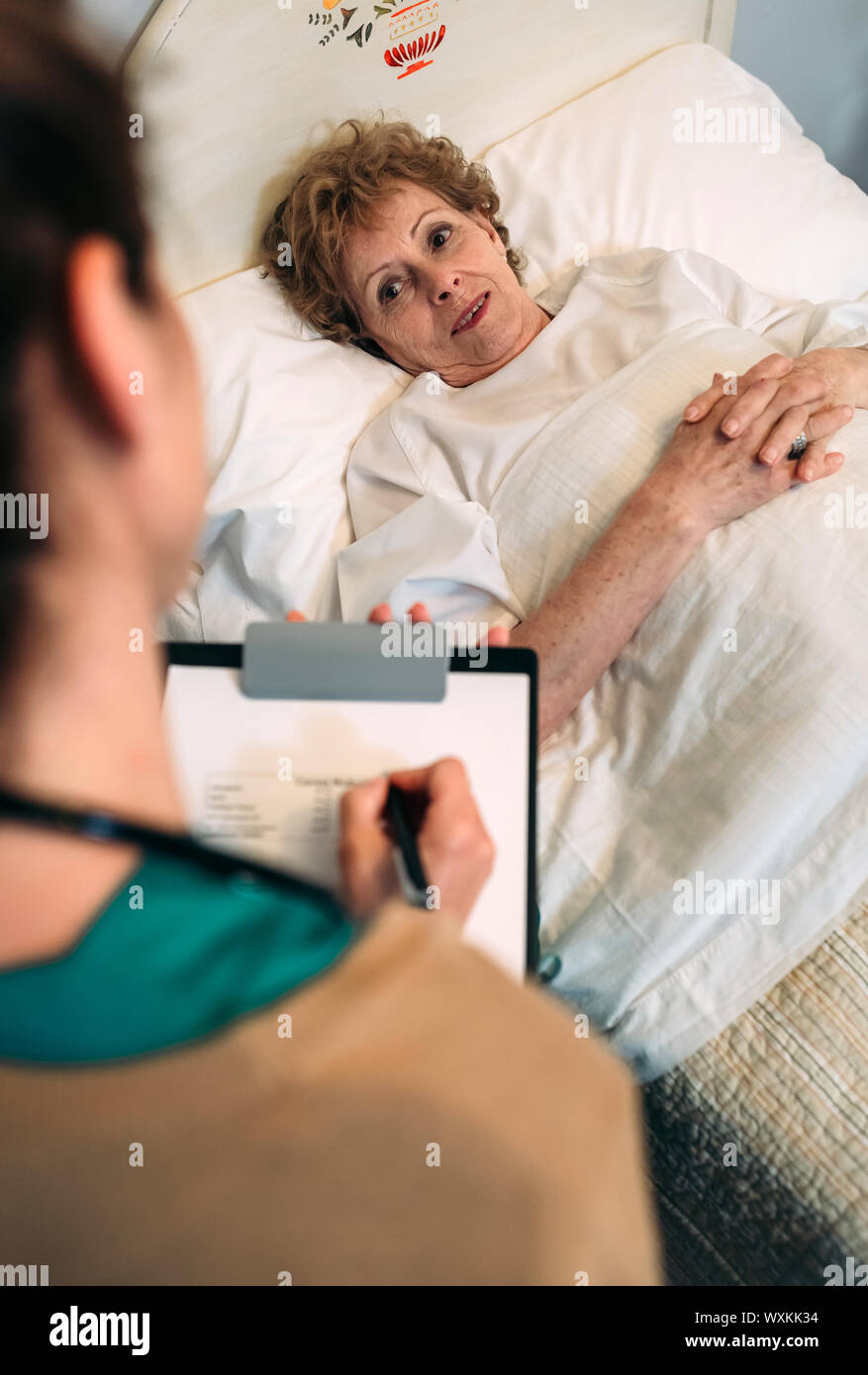 Medico donna la compilazione di un questionario Foto Stock