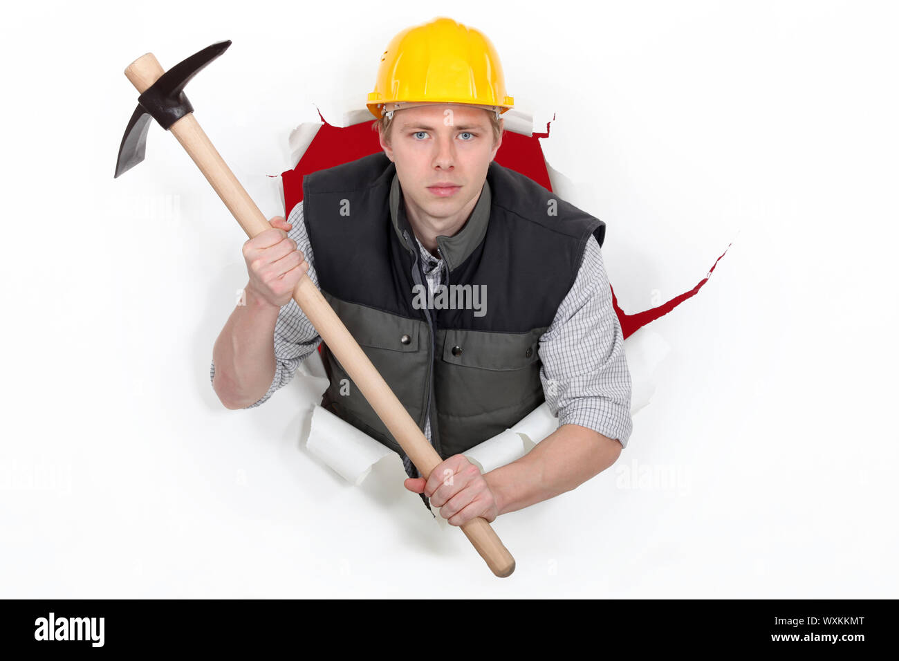 Un uomo minaccioso con un piccone. Foto Stock