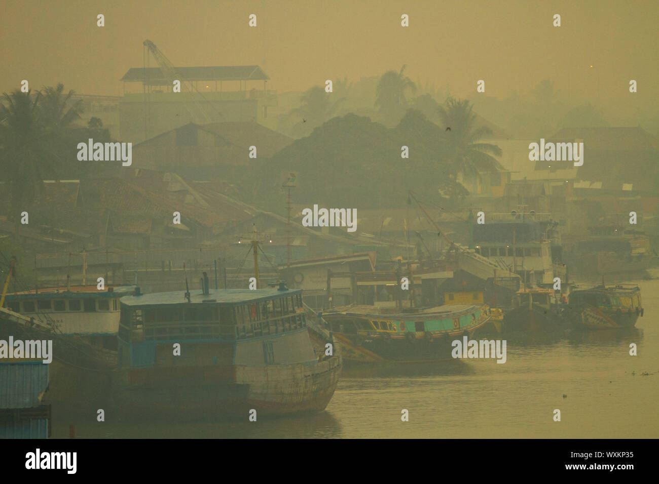 Palembang, a sud di Sumatra, Indonesia. Xvii Sep, 2019. A SUD DI SUMATRA, INDONESIA - 17 settembre : una vista di Palembang città coprono haze causato incendi forestali il 17 settembre 2019 a Palembang city, a sud della provincia di Sumatra, Indonesia. Indonesia gli incendi boschivi causati di parti di Sumatra a essere coperto con haze e incluso Singapore e Malesia. Credito: Sijori Immagini/ZUMA filo/Alamy Live News Foto Stock