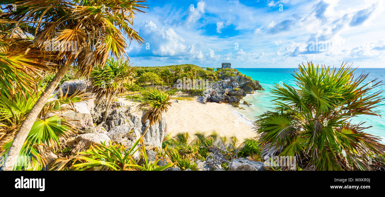 Le rovine maya di Tulum a costa tropicale. Dio dei venti tempio a Paradise Beach. Le rovine maya di Tulum, Quintana Roo, Messico. Foto Stock