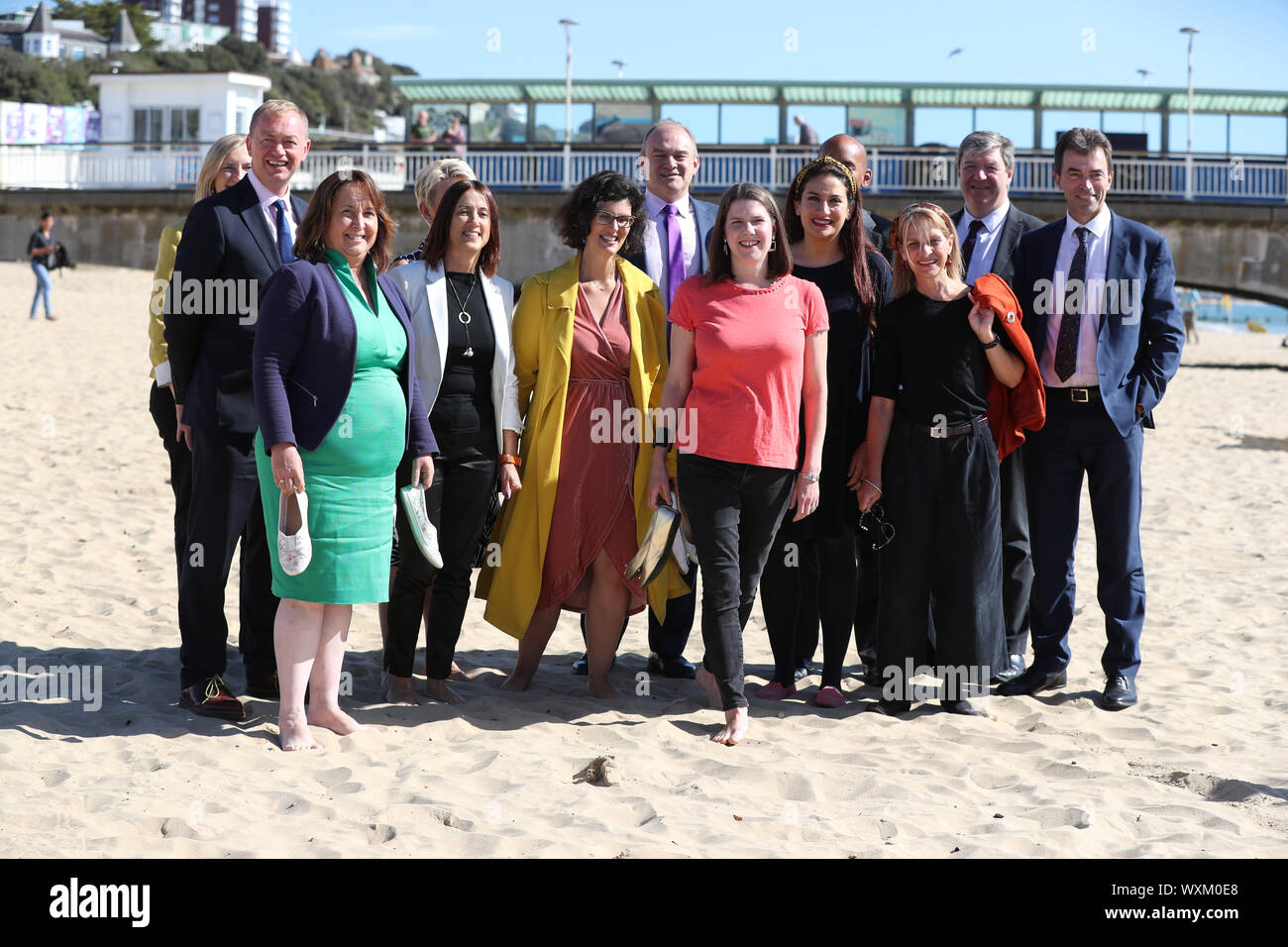 Lib Dem leader di partito Jo Swinson (al centro) con Lib MPs Dem sulla spiaggia di Bournemouth durante i liberali democratici autunno conferenza presso il Centro Internazionale di Bournemouth in Bournemouth. Foto Stock